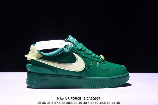 福利特价带半码耐克nike Air Force 1‘07 空军一号低帮百搭休闲运动板鞋。柔软、弹性十足的缓震性能和出色的中底设计，横跨复古与现代的外型结合，造就