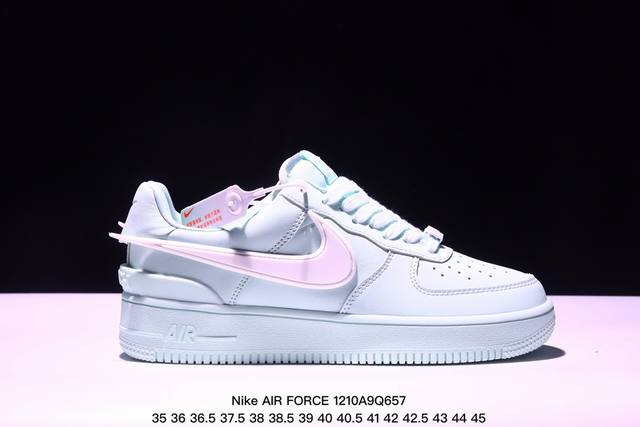 福利特价带半码耐克nike Air Force 1‘07 空军一号低帮百搭休闲运动板鞋。柔软、弹性十足的缓震性能和出色的中底设计，横跨复古与现代的外型结合，造就