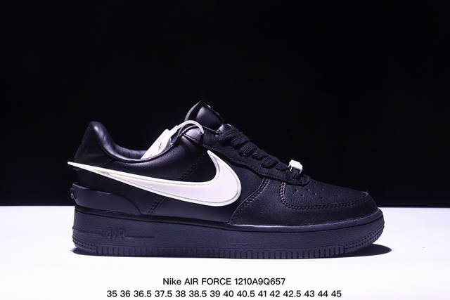 福利特价带半码耐克nike Air Force 1‘07 空军一号低帮百搭休闲运动板鞋。柔软、弹性十足的缓震性能和出色的中底设计，横跨复古与现代的外型结合，造就