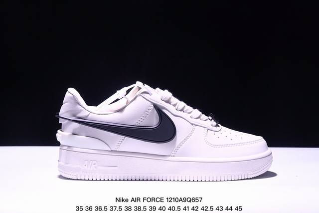 福利特价带半码耐克nike Air Force 1‘07 空军一号低帮百搭休闲运动板鞋。柔软、弹性十足的缓震性能和出色的中底设计，横跨复古与现代的外型结合，造就