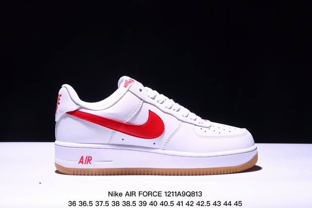 真标耐克nike Air Force 1‘07空军一号低帮百搭休闲运动板鞋。柔软、弹性十足的缓震性能和出色的中底设计，横跨复古与现代的外型结合，造就出风靡全球三