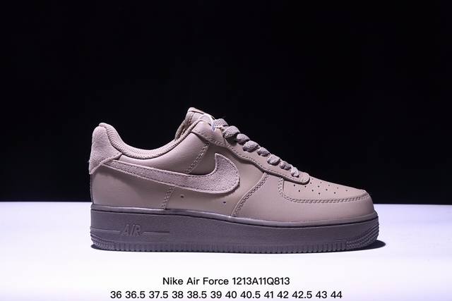 真标耐克nike Air Force 7 Lx 空军一号低帮百搭休闲运动板鞋。柔软、弹性十足的缓震性能和出色的中底设计，横跨复古与现代的外型结合，造就出风靡全球