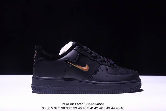 耐克 Nike Air Force 1 '07 Low 空军一号白迷彩勾低帮，柔软、弹性十足的缓震性能和出色的中底设计，横跨复古与现代的外型结合，造就出风靡全球