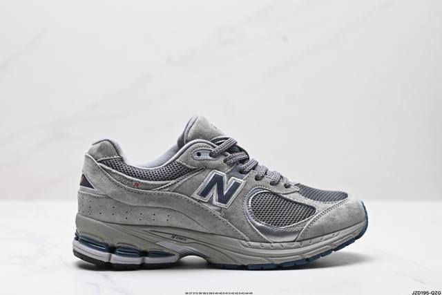 公司级new Balance 2002R 复古单品 热门复古鞋型new Balance 2002R，近日又曝出一款全新配色并释出官图。整双鞋采用棕色和米色主打，