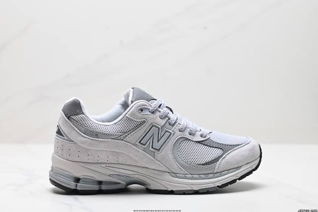 公司级new Balance 2002R 复古单品 热门复古鞋型new Balance 2002R，近日又曝出一款全新配色并释出官图。整双鞋采用棕色和米色主打，