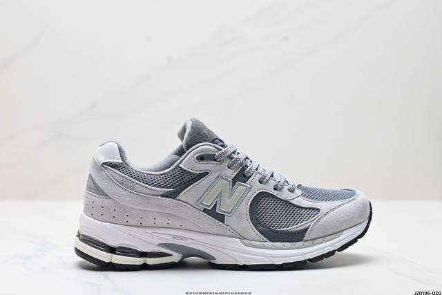 公司级new Balance 2002R 复古单品 热门复古鞋型new Balance 2002R，近日又曝出一款全新配色并释出官图。整双鞋采用棕色和米色主打，