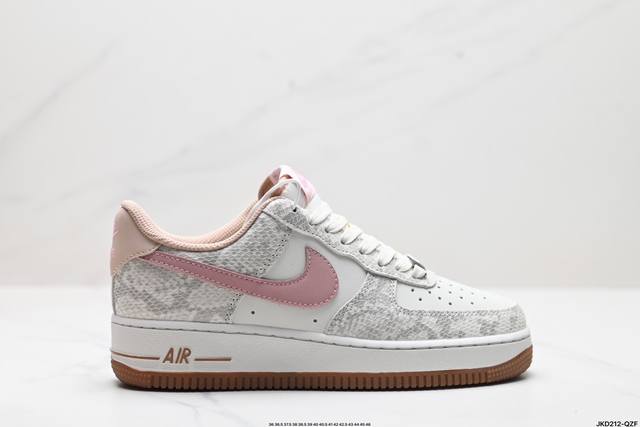 公司级耐克nike Air Force 1’07 空军一号低帮百搭休闲运动板鞋。柔软、弹性十足的缓震性能和出色的中底设计，横跨复古与现代的外型结合，造就出风靡全