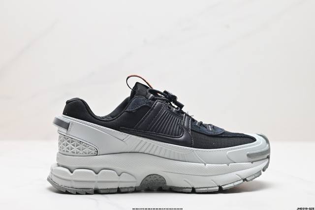 公司级耐克nike Zoom Vomero Roam 马拉松复古跑五代休闲运动慢跑鞋 采用环保纤维革饰片组合网眼布鞋面材质 升级正确后跟tpu加固 耐弯折热塑框