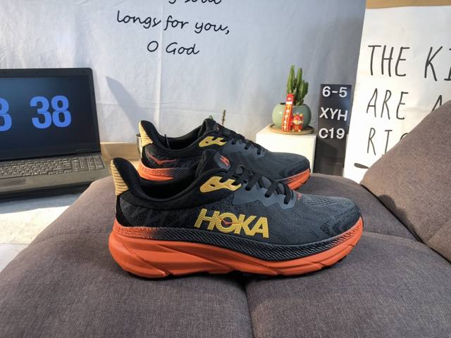 公司级hoka M Challenger Atr 7 飞跃地平线 轻量缓震跑鞋 公司级天花板 这个品牌来自于新西兰的毛利语，Hoka表示大地，One One表示