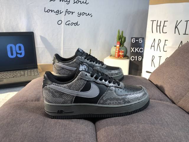 Nike Air Force 1 Low “黑灰蛇鳞” 货号：Hf2898-001 原厂冲刀皮料切割干净 无任何毛边 清洁度细节完美 做工细节全方位比对原鞋。