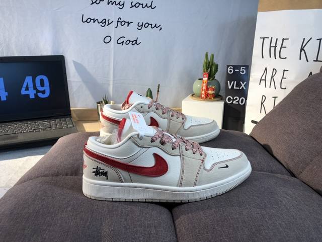 公司级 Nike Jordan Air Jordan 1“斯图西联名 卡其红勾” 高端定制 低帮 复古 减震 防滑 耐磨 篮球鞋 定制鞋盒 大厂纯原品质出货 超