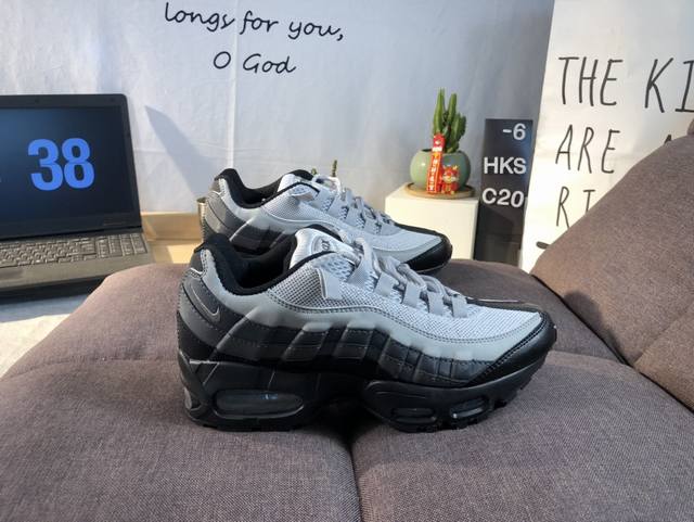 Nike 耐克 Air Max 95 潮流百搭 气垫缓震慢跑鞋 休闲防滑运动鞋！Nike耐克男鞋跑步鞋经典透气舒适运动鞋休闲鞋。为了迎接今年的世界地球日，Nik