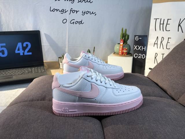 真标耐克nike Air Force 7空军一号低帮百搭休闲运动板鞋。柔软、弹性十足的缓震性能和出色的中底设计，横跨复古与现代的外型结合，造就出风靡全球三十多年