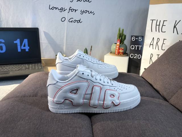 耐克 Nk Air Force 1'07 Low 联名款 3M反光 空军一号低帮休闲板鞋 ，鞋款鞋身以一袭白色为主调，搭配皮革材质打造。外侧分别饰有 Sun 以