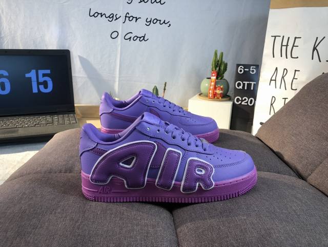 耐克 Nk Air Force 1'07 Low 联名款 3M反光 空军一号低帮休闲板鞋 ，鞋款鞋身以一袭白色为主调，搭配皮革材质打造。外侧分别饰有 Sun 以