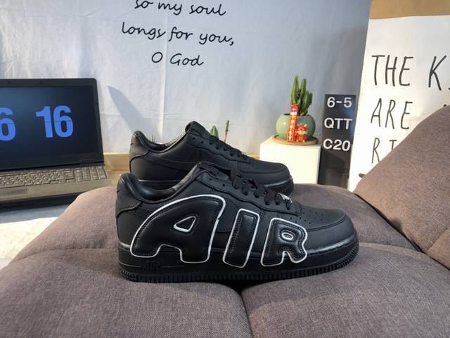 耐克 Nk Air Force 1'07 Low 联名款 3M反光 空军一号低帮休闲板鞋 ，鞋款鞋身以一袭白色为主调，搭配皮革材质打造。外侧分别饰有 Sun 以