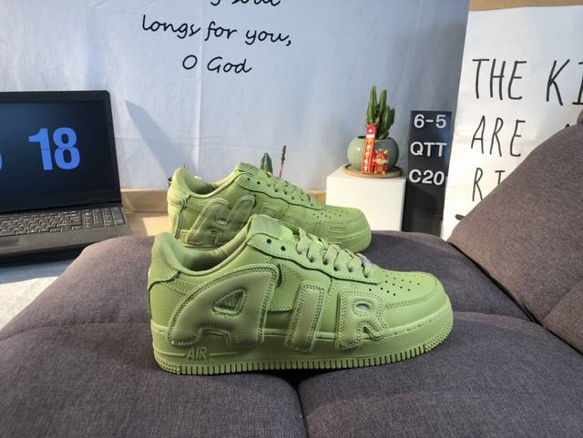 耐克 Nk Air Force 1'07 Low 联名款 3M反光 空军一号低帮休闲板鞋 ，鞋款鞋身以一袭白色为主调，搭配皮革材质打造。外侧分别饰有 Sun 以