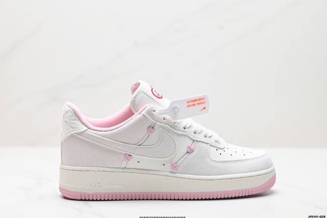 公司级耐克nike Air Force 1’07 空军一号低帮百搭休闲运动板鞋。柔软、弹性十足的缓震性能和出色的中底设计，横跨复古与现代的外型结合，造就出风靡全