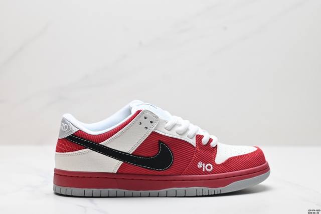 公司级nike Dunk Low Dunk Sb顾名思义，具有经典的dunk血缘，又注入了更多的时尚元素。相较于普通的dunk滑板鞋，改良版的dunk Sb加厚