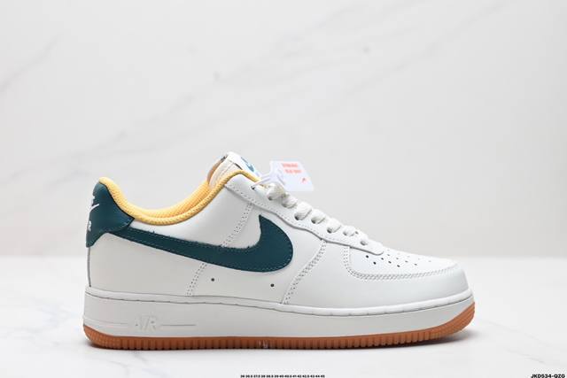 公司级耐克nike Air Force 1“07空军一号低帮百搭休闲运动板鞋。柔软、弹性十足的缓震性能和出色的中底设计，横跨复古与现代的外型结合，造就出风靡全球