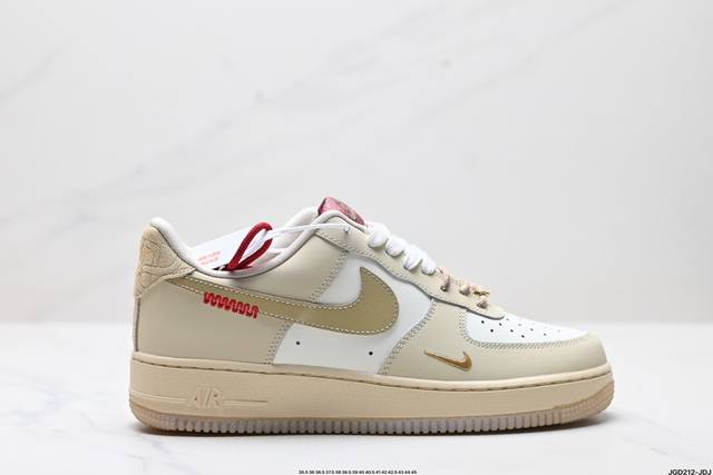 公司级nike Air Force 1’07 Lx空军一号秋冬蛇年新年低帮百搭休闲运动板鞋。柔软、弹性十足的缓震性能和出色的中底设计，横跨复古与现代的外型结合，