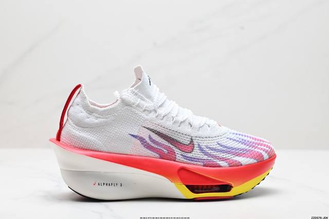 公司级新品发布 Nike Air Zoom Alphafly Next%整体采用前作的设计语言，并且对后者的细节进行升级，马拉松和长距离路跑的性能极限设计而生。