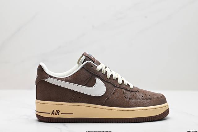 公司级耐克nike Air Force 1“07空军一号低帮百搭休闲运动板鞋。柔软、弹性十足的缓震性能和出色的中底设计，横跨复古与现代的外型结合，造就出风靡全球