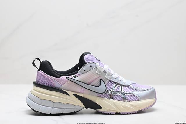 公司级耐克nike V2K Run跑步鞋复古风潮 网面透气运动鞋 灰银紧致的鞋面材质提供良好的包裹性鞋侧 Swoosh以及鞋头部分搭配增添不少亮点的镀铬细节鞋垫