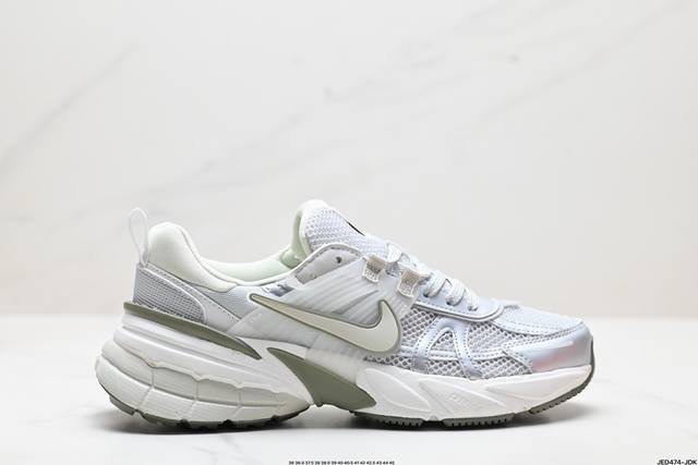 公司级耐克nike V2K Run跑步鞋复古风潮 网面透气运动鞋 灰银紧致的鞋面材质提供良好的包裹性鞋侧 Swoosh以及鞋头部分搭配增添不少亮点的镀铬细节鞋垫