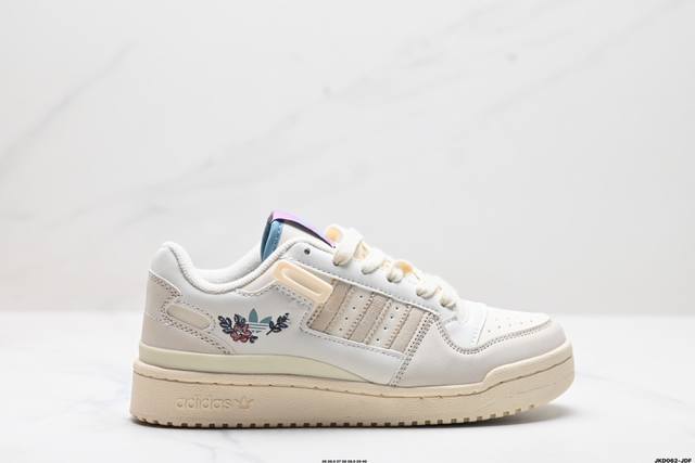 公司级阿迪达斯 Adidas Forum Low 低帮百搭潮流休闲运动板鞋 以复古篮球鞋的外形为基础，采用皮革拼接，简约百搭，更加贴合舒适。中底内侧网格造型起到