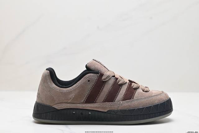 公司级adidas Adimatic Low 马蒂奇系列低帮 复古鲨鱼面包鞋运动休闲滑板板鞋 整个鞋面由色彩艳丽的麂皮制成 搭配品牌标志性大尺寸三条纹 Logo