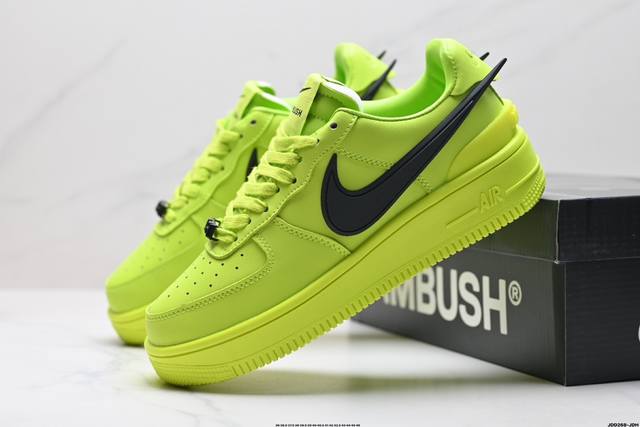 公司级ambush X Nk Air Force 7 Low Sp 空军一号联名标志性的swoosh延伸至鞋跟之外 鞋舌和鞋垫上印有ambush品牌标志 整体简