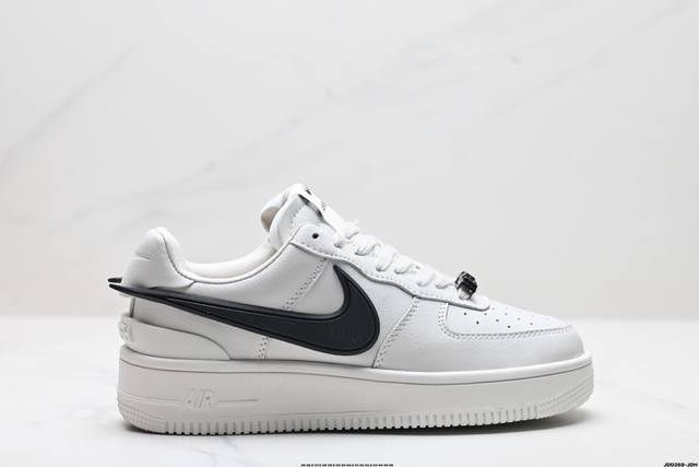 公司级ambush X Nk Air Force 7 Low Sp 空军一号联名标志性的swoosh延伸至鞋跟之外 鞋舌和鞋垫上印有ambush品牌标志 整体简