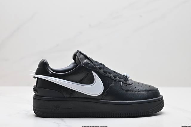 公司级ambush X Nk Air Force 7 Low Sp 空军一号联名标志性的swoosh延伸至鞋跟之外 鞋舌和鞋垫上印有ambush品牌标志 整体简