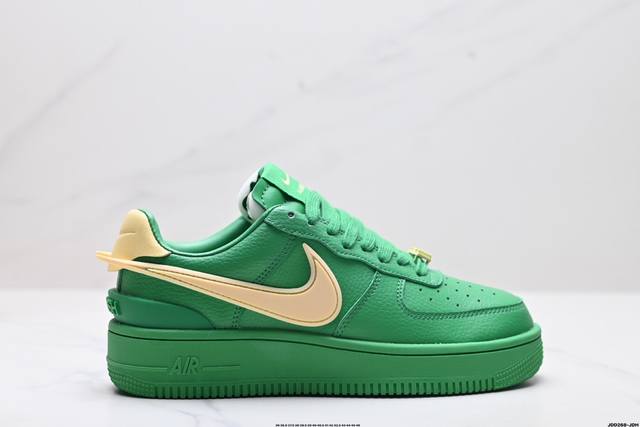 公司级ambush X Nk Air Force 7 Low Sp 空军一号联名标志性的swoosh延伸至鞋跟之外 鞋舌和鞋垫上印有ambush品牌标志 整体简