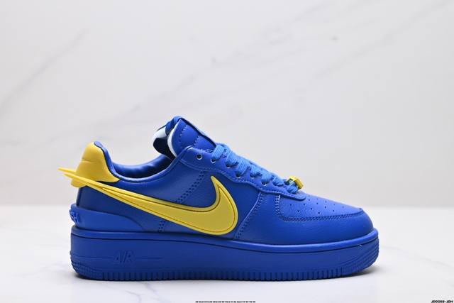 公司级ambush X Nk Air Force 7 Low Sp 空军一号联名标志性的swoosh延伸至鞋跟之外 鞋舌和鞋垫上印有ambush品牌标志 整体简