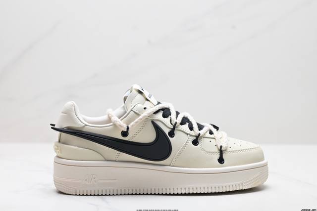 公司级ambush X Nk Air Force 7 Low Sp 空军一号联名标志性的swoosh延伸至鞋跟之外 鞋舌和鞋垫上印有ambush品牌标志 整体简