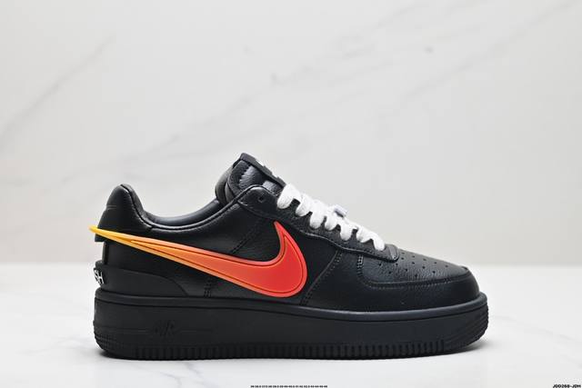 公司级ambush X Nk Air Force 7 Low Sp 空军一号联名标志性的swoosh延伸至鞋跟之外 鞋舌和鞋垫上印有ambush品牌标志 整体简