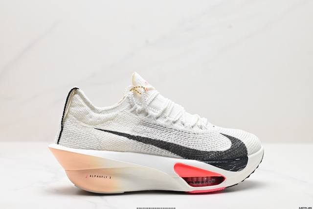 公司级新品发布 Nike Air Zoom Alphafly Next%整体采用前作的设计语言，并且对后者的细节进行升级，马拉松和长距离路跑的性能极限设计而生。