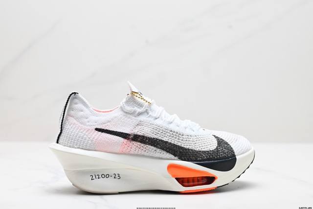 公司级新品发布 Nike Air Zoom Alphafly Next%整体采用前作的设计语言，并且对后者的细节进行升级，马拉松和长距离路跑的性能极限设计而生。