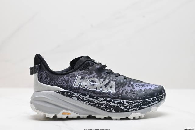 公司级小红书推荐hoka M Speedgoat 6全新配色 这个品牌来自于新西兰的毛利语，Hoka表示大地，One One表示飞越，连起来就是飞越地平线，On