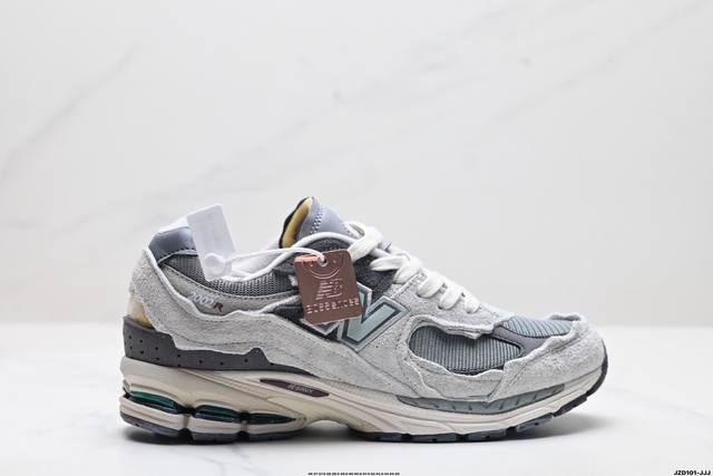 公司级new Balance 2002R 复古单品 热门复古鞋型new Balance 2002R，近日又曝出一款全新配色并释出官图。整双鞋采用棕色和米色主打，