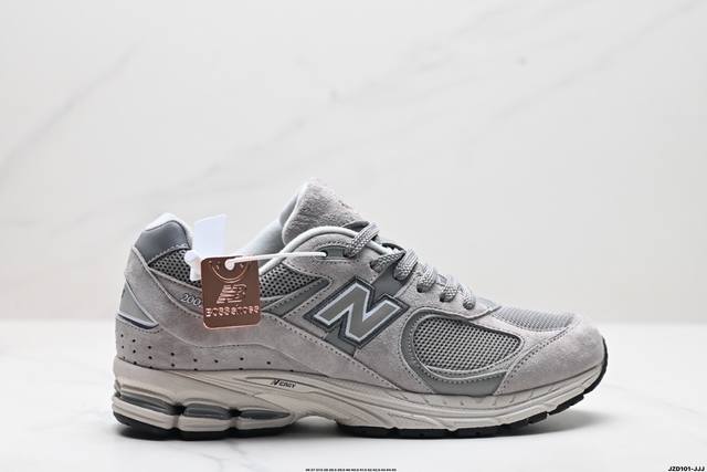 公司级new Balance 2002R 复古单品 热门复古鞋型new Balance 2002R，近日又曝出一款全新配色并释出官图。整双鞋采用棕色和米色主打，