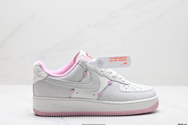 公司级耐克nike Air Force 1“07空军一号低帮百搭休闲运动板鞋。柔软、弹性十足的缓震性能和出色的中底设计，横跨复古与现代的外型结合，造就出风靡全球