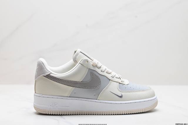 真标耐克nike Air Force 1“07空军一号低帮百搭休闲运动板鞋。柔软、弹性十足的缓震性能和出色的中底设计，横跨复古与现代的外型结合，造就出风靡全球三