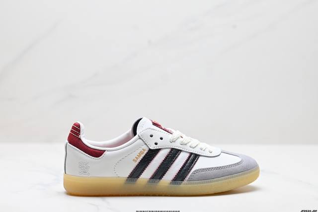 公司级adidas Originals Samba Og阿迪达斯三叶草休闲鞋男鞋女鞋蛇年限定款新年款经典运动鞋德训鞋 以白色为主，鞋头采用浅灰色麂皮呈现，后跟和