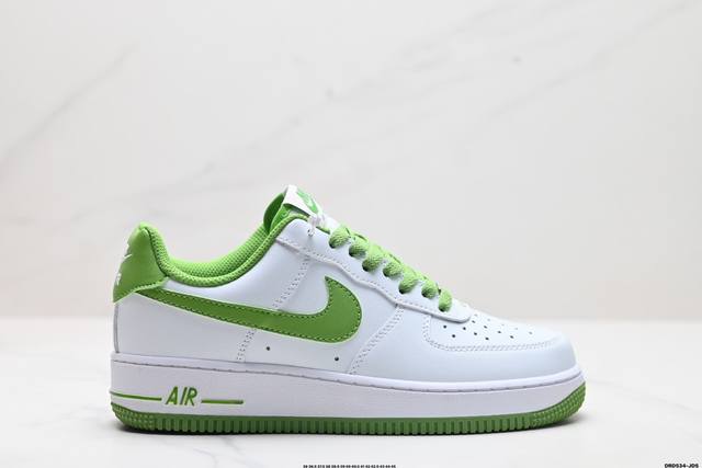 真标耐克nike Air Force 1“07空军一号低帮百搭休闲运动板鞋。柔软、弹性十足的缓震性能和出色的中底设计，横跨复古与现代的外型结合，造就出风靡全球三