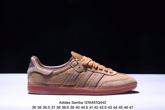 Adidas Samba Mig 材质方面更是只能用奢华一词来形容 首先使用优质皮革进行打底 其次在鞋头位置采用麂皮面料 再度巩固整双鞋款的质感氛围 最后就连内