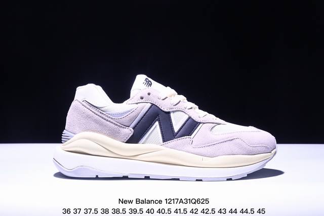 公司级new Balance Nb5740系列 凭借多种严选的优质素材重塑出让人耳目一新又充满层次感的革新中低结构。为呼应90年代的巨大化潮流，鞋侧也点题采用了