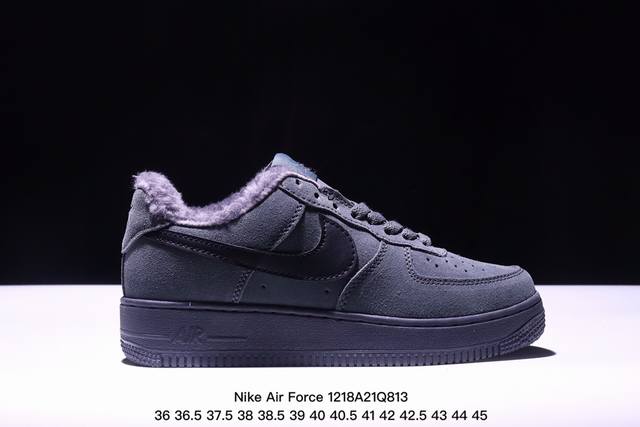 真标耐克nike Air Force 1 Low 空军一号低帮加绒 百搭休闲运动板鞋。柔软、弹性十足的缓震性能和出色的中底设计，横跨复古与现代的外型结合，造就出